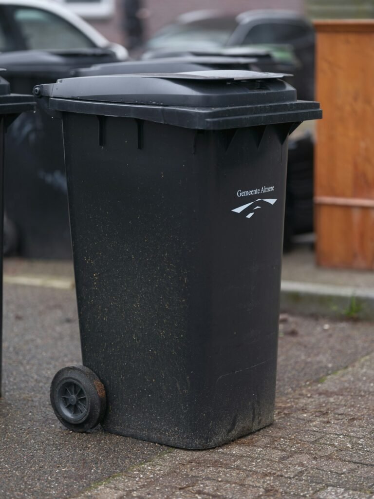 Residential garbage bin